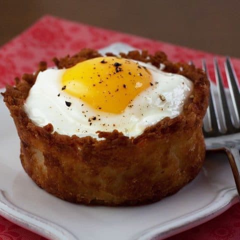 baked eggs in a crunchy potato crust